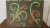 arabesques vert et orange sur fond marron