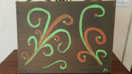 arabesques vert et orange sur fond marron